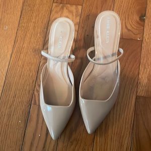 Cream colored women dress shoes, worn once for a wedding. She brand new.